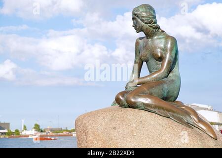 Blick auf die kleine Meerjungfrauenstatue in Kopenhagen, Dänemark Stockfoto