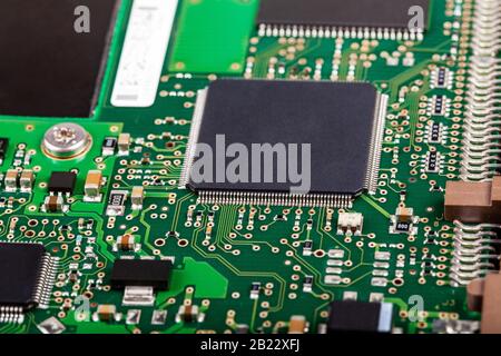 Komplexe Elektronik, grüne Leiterplatte mit Mikrocontroller, Mikroprozessor-Steuerchip in der Mitte, extremer Detail-Detailmakro, Technologie Stockfoto