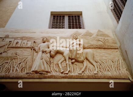Reisefotografie - Tablette außerhalb der Kirche der Märtyrer Saint Sergius und St Bacchus Abu Serga im koptischen Kairo in Ägypten im Nahen Osten Nordafrikas Stockfoto