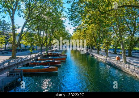 Blick auf den Canal du Vasse von der Pont des Amours in Annecy, Frankreich, an einem Septembernachmittag. Stockfoto