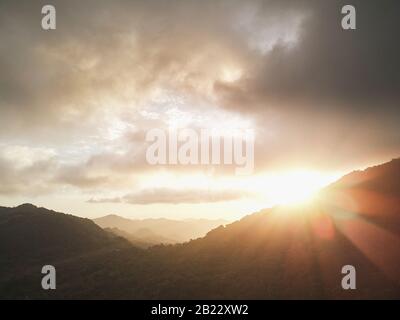 Sonnenuntergang über der Bergspitze über dem Dronenblick Stockfoto