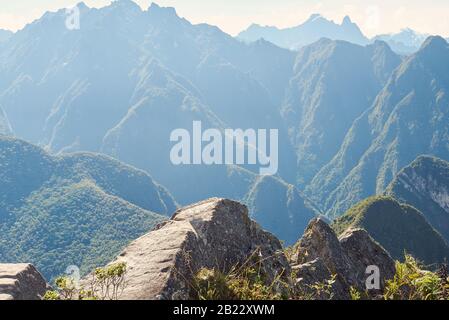 Wanderweg auf dem Berggipfel. Leerer Felsen auf Talgrund Stockfoto