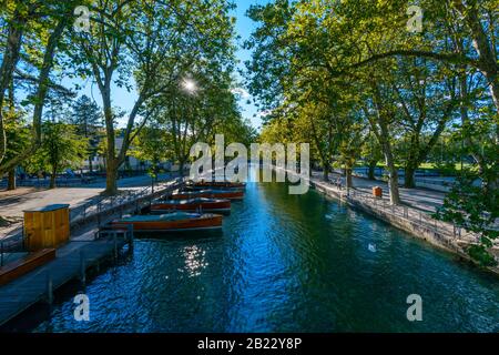 Blick auf den Canal du Vasse von der Pont des Amours in Annecy, Frankreich, an einem Septembernachmittag. Stockfoto