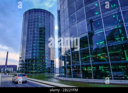 Autotürme, VW Autostadt, Wolfsburg, Niedersachsen, Deutschland Stockfoto