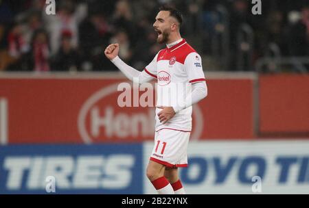 Düsseldorf, Deutschland. Februar 2020. Firo: 28.02.2020 Fußball, 2019/2020 1.Bundesliga: Fortuna Düsseldorf. Düsseldorf - Hertha BSC Berlin 3: 3 Kenan Karaman, Jubel weltweite Nutzung Credit: Dpa / Alamy Live News Stockfoto