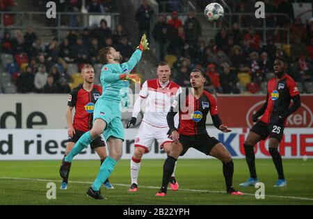 Düsseldorf, Deutschland. Februar 2020. Firo: 28.02.2020 Fußball, 2019/2020 1.Bundesliga: Fortuna Düsseldorf. Düsseldorf - Hertha BSC Berlin 3: 3 Duelle, Thomas Kraft weltweite Nutzung Credit: Dpa / Alamy Live News Stockfoto