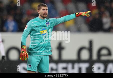 Düsseldorf, Deutschland. Februar 2020. Firo: 28.02.2020 Fußball, 2019/2020 1.Bundesliga: Fortuna Düsseldorf. Düsseldorf - Hertha BSC Berlin 3: 3-Geste, Thomas Kraft weltweite Nutzung Credit: Dpa / Alamy Live News Stockfoto