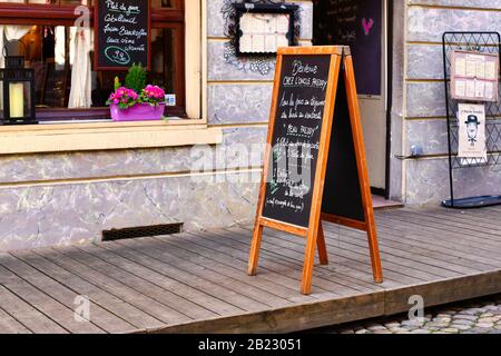 Strasbourg, Frankreich - Februar 2020: Werbeschalttafel mit Speisekarte auf der Straße vor französischem Restaurant in der Stadt Strasbour im Elsaß Stockfoto