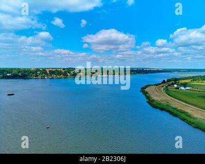 Schöne Panorama-Luftdrone mit Blick auf den Ort der Verbindung der Flüsse Bug und Narews mit einem warmen Sommertag im Juli, Polen, Masovian Stockfoto