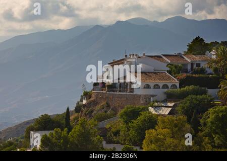 Villen auf einem Hügel in Mijas, Spanien Stockfoto