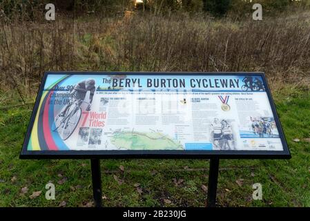 Informationstafel mit Angaben zu Beryl Burton OBE. 7-facher Weltmeister Radfahrer an der Seite des Beryl Burton Cycleway Stockfoto