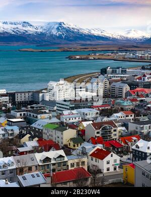 Blick auf Reykjavik, die Hauptstadt Islands, von Hallgrimskirkja aus gesehen, mit dem Berg Esja im Hintergrund. Stockfoto