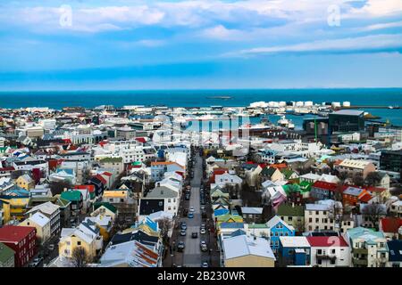 Luftaufnahme von Reykjavik, der Hauptstadt Islands, von Hallgrimskirkja aus gesehen. Stockfoto