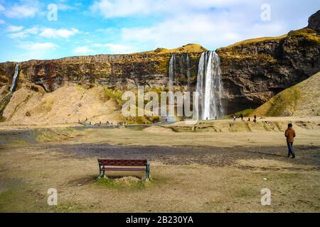 Natur rund um Skógafoss mit Besuchern des Wasserfalls im Süden Islands, Ausgangspunkt des berühmten Laugavegur Wanderweg. Stockfoto