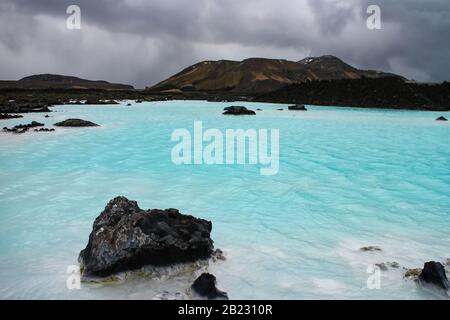 Das milchige blaue Wasser der Blauen Lagune von Island in der dramatischen Landschaft des Südwestislands Golden Circle. Stockfoto