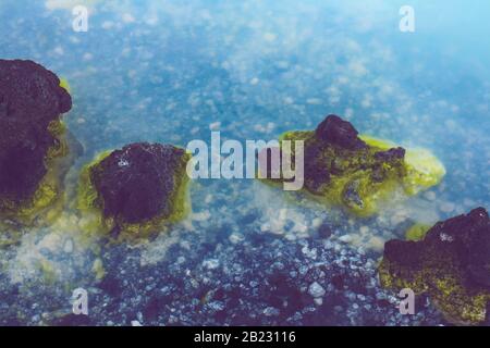 Details zu den milchigen Gewässern und schwefelgefärbten Felsen der Blauen Lagune von Island, einer heißen Quelle mit Kieselsäure, die für Spa-Behandlungen verwendet wird. Stockfoto