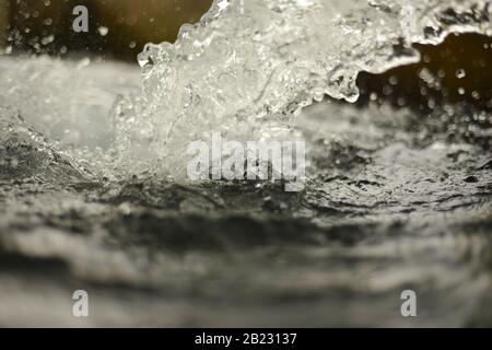 Im Sommer tubewell frisches Wasser auf den Feldern laufen lassen Stockfoto