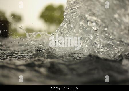 Im Sommer tubewell frisches Wasser auf den Feldern laufen lassen Stockfoto