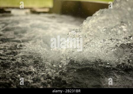 Im Sommer tubewell frisches Wasser auf den Feldern laufen lassen Stockfoto