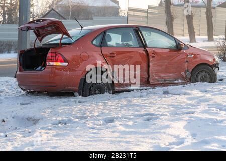 Krasnojarsk, Russland, 3. Februar 2020: Winterunfall, ein VW-Auto, der nach einem Zusammenstoß eine eisige Straße verlässt, gefährliche Fahrweise, rutschige Fahrbahn Stockfoto
