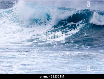 Sturmwellen krachen auf den Strand Stockfoto