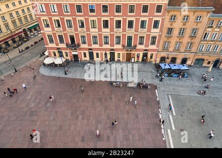Warschau, Polen - 11. August 2017: Schöner Panoramablick auf die Straße Krakowskie Przedmiescie bei Sonnenuntergang im Sommer, Warschau, Polen. Krakowskie Przed Stockfoto
