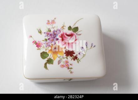 Eine Vintage Royal Crown Derby China Trinket Box mit dem Blumenmuster Derby Posies auf dem Deckel. Stockfoto