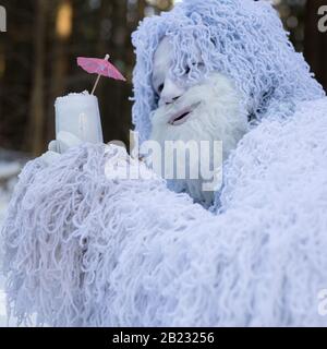 Yeti Märchenfigur im Winterwald. Fantasy-Foto im Freien. Stockfoto