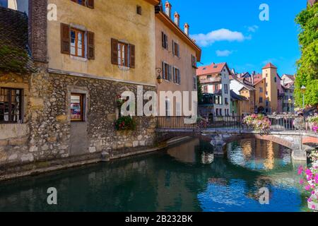 Der Fluss Thiou, die Brücke Passage de l'Ile und Vieille Ville (Altstadt) von Annecy, Frankreich, von der Quai de l'Ile aus an einem hellen Septembertag gesehen Stockfoto