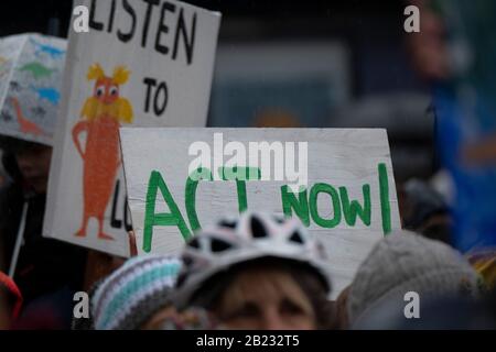 Greta Thunberg nimmt am 28. Februar 2020 an der Kundgebung zum Klimawandel in Bristol UK Teil. Eine Kundgebung in Bristol von Youth Strike For Climate Bristol. Bild, Banner zum Klimawandel, Plakate und Plakate. Von Gavin Crilly Photography, KEIN VERKAUF, KEIN SYNDICATION Kontakt für weitere Informationen Mob: 07810638169 Web: www.pressphotographergloucestershire.co.uk E-Mail: gavincrilly@gmail.com Das fotografische Urheberrecht (© 2015) wird ausschließlich vom Ersteller der Werke zu jeder Zeit aufbewahrt und verkauft, syndizierung oder bietet das Werk ohne Wissen des Fotografen für eine zukünftige Veröffentlichung an Dritte an Stockfoto