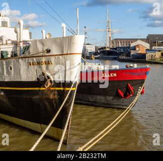 Die MV Balmoral und die holländische Barge Ellen double moored on Bristol's Floating Harbor with the SS Great Britain in Dry Dock on the Gegenbank Stockfoto