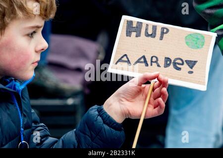 Utrechter, Niederlande. Februar 2020. Die Klimakoalition in Utrechter, Jaarbeursplein, 29.02.2020, organisiert am Samstag einen klimamarsch in der Stadt. Die Demonstranten fordern die Gemeinde auf, mehr Maßnahmen zur Bekämpfung des Klimawandels zu ergreifen. Credit: Pro Shots/Alamy Live News Stockfoto