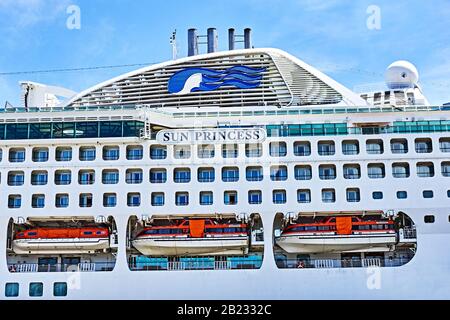 Das Schiff "Alotau PNG Sun Princess Cruise Liner" Wurde mit den zärtlichen Booten von Schiff zu Ufer Angedockt Stockfoto