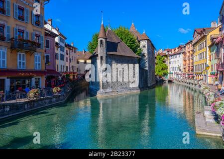 Le Palais de I'lle, eine mittelalterliche Burg und ein ehemaliges Gefängnis mitten im Fluss Thiou in Annecy, Frankreich, an einem klaren Septembertag. Stockfoto