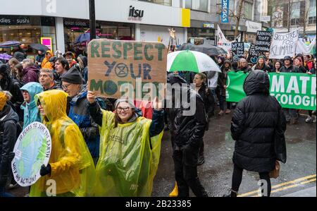 März für Klima- und Schulstreik in Bristol UK am 28. Februar 2020, nachdem Greta Thumberg auf College Green gesprochen hatte Stockfoto