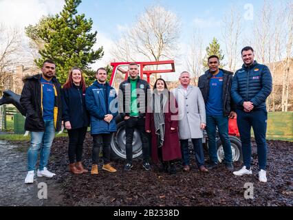 Edinburgh, Schottland, Großbritannien. Februar 2020. Love Gorgie Farm: Lynn Bell, CEO von Charity Love Learning, wird von Edinburgh Rugbyspielern und Ryan Porteous (Hibernian Football Team) zusammen mit Gary Hutton, Love Learning Director of Care bei der Wiedereröffnung der Farm, begleitet. Love Gorgie Farm hat zum Ziel, die Bildungs- und Lebenschancen von schutzbedürftigen Kindern, Jugendlichen und Erwachsenen zu verbessern. Es ist 7 Tage die Woche geöffnet und bietet Bildungs-, Umwelt- und Sozialprogramme Stockfoto