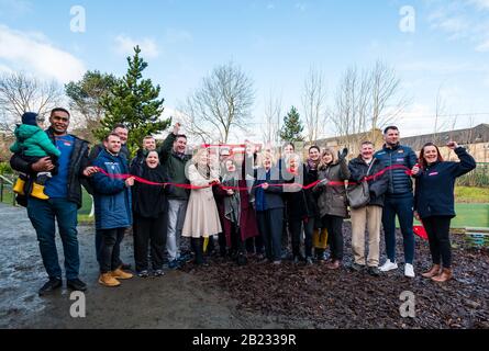 Edinburgh, Schottland, Großbritannien. Februar 2020. Love Gorgie Farm: Lynn Bell, CEO der Wohltätigkeitsorganisation Love Learning, wird von lokalen Berühmtheiten wie Spielern aus Hearts und Hibernian Fußballmannschaften, Schottland und Edinburgh Rugby Players & Lokalpolitikern und ratsvertretern bei der Wiedereröffnung der Farm hinzugekommen. Love Gorgie Farm hat zum Ziel, die Bildungs- und Lebenschancen von schutzbedürftigen Kindern, Jugendlichen und Erwachsenen zu verbessern. Es ist 7 Tage die Woche geöffnet und bietet Bildungs-, Umwelt- und Sozialprogramme Stockfoto