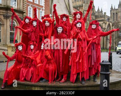 Die Rote Rebellen Brigade of Extinction Rebellion zeigt ihre markanten Posen in friedlichem Protest zur Unterstützung der Aktion gegen den Klimawandel - Bristol UK Stockfoto