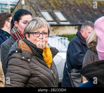 Edinburgh, Schottland, Großbritannien. Februar 2020. "Love Gorgie Farm Opening": Lokalpolitiker und ratsvertreter lieben Gorgie Wiedereröffnung. Die Gorgie Farm hat das Ziel, die Bildungs- und Lebenschancen von schutzbedürftigen Kindern, Jugendlichen und Erwachsenen zu verbessern. Es ist 7 Tage die Woche geöffnet und bietet Bildungs-, Umwelt- und Sozialprogramme. Abgebildet: Joanna Cherry, SNP-Abgeordnete für Edinburgh South West Stockfoto