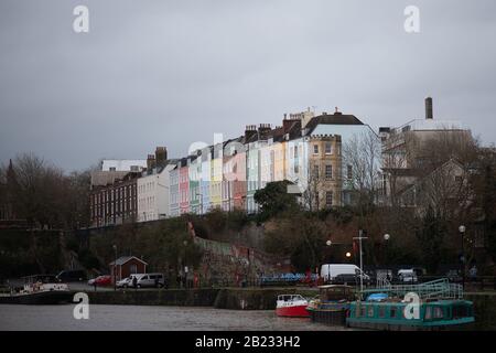 Bunte Häuser in Bristol mit Blick auf den Fluss Avon Stockfoto