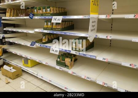 Prag, Tschechien - 28. Februar 2020: Leere Regale im Tesco Supermarkt. Mangel an Produktzubehör während der Panik des Corona-Virus Stockfoto