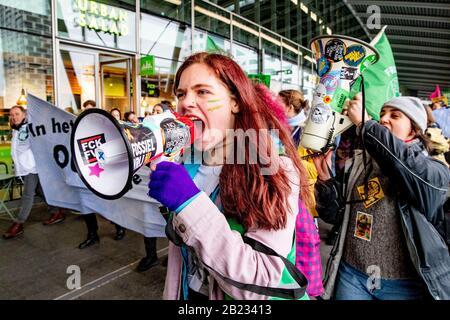 Utrechter, Niederlande. Februar 2020. Die Klimakoalition in Utrechter, Jaarbeursplein, 29.02.2020, organisiert am Samstag einen klimamarsch in der Stadt. Die Demonstranten fordern die Gemeinde auf, mehr Maßnahmen zur Bekämpfung des Klimawandels zu ergreifen. Credit: Pro Shots/Alamy Live News Stockfoto