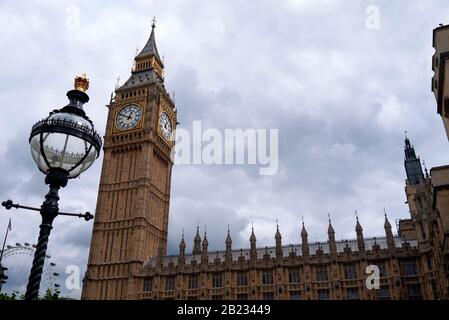 Der Palast von Westminster mit dem Queen Elizabeth Tower (Big Ben) auf der linken Seite. Westminster, London, Großbritannien Stockfoto