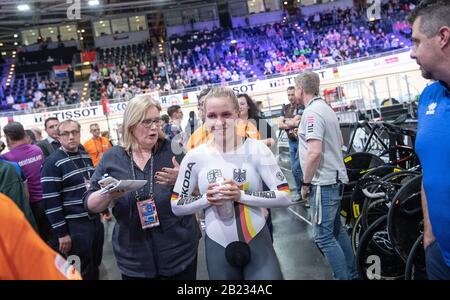 Berlin, Deutschland. Februar 2020. Radsport/Bahn: Weltmeisterschaft: Emma Hinze aus Deutschland geht durch die Halle. Credit: Sebastian Gollnow / dpa / Alamy Live News Stockfoto