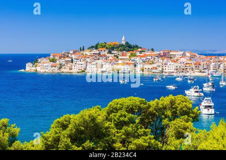 Primosten, Sibenik Sibenik-knin, Kroatien. Badeort an der adriatischen Küste. Stockfoto