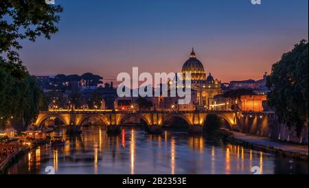 Basilika St. Peter mit Sant'Angelo's Brücke über den Tiber bei Sonnenuntergang, Rom, Italien Stockfoto