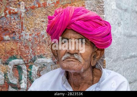 Älterer indischer Mann, der auf einigen Stufen ruht, Jaisalmer, Rajasthan, Indien Stockfoto