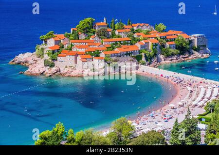 Sveti Stefan, Montenegro. Alte historische Stadt und Resort auf der Insel. Stockfoto