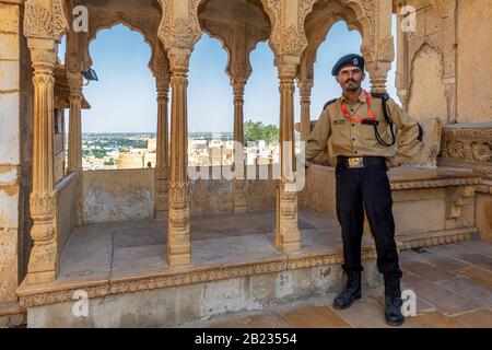 Eine Wache in Jaisalmer Fort, Rajasthan, Indien Stockfoto