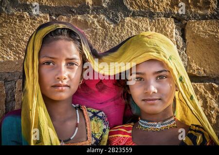 Porträt zweier indischer Mädchen, Thar-Wüste, Rajasthan, Indien Stockfoto